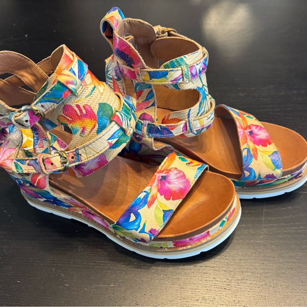 MJUS Platform Floral Sandals
